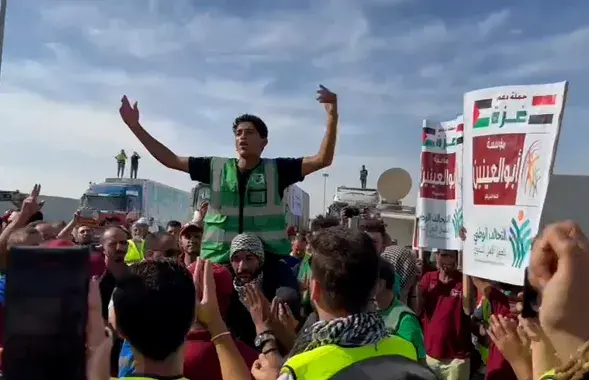 Граница Египта с сектором Газа: люди празднуют, когда грузовики с гуманитаркой наконец могут въехать в сектор / CNN