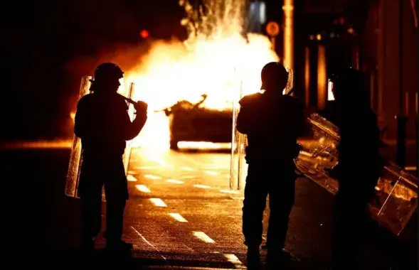 Протестующие в Дублине жгли машины&nbsp;