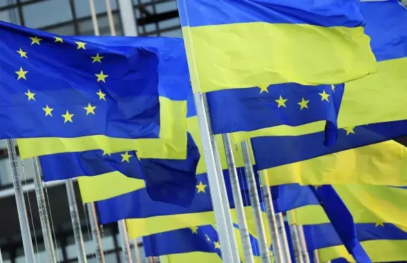 Сцягі Украіны і ЕС