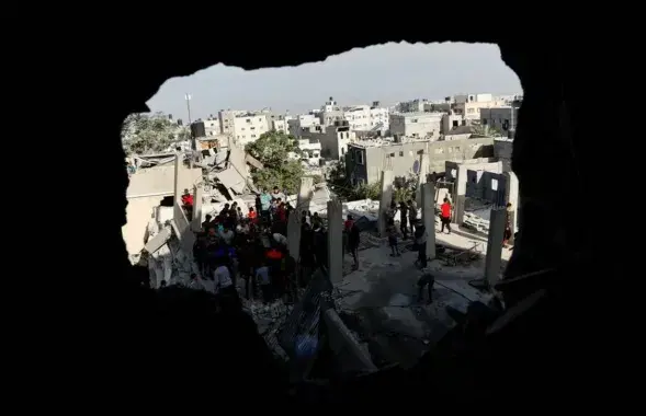 Палестинцы ищут раненых в Хан-Юнисе на юге сектора Газа&nbsp;