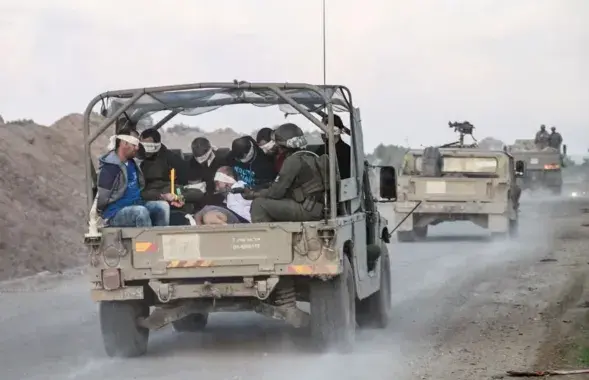Израильские военные транспортируют задержанных по подозрению в сотрудничестве с ХАМАС /&nbsp;