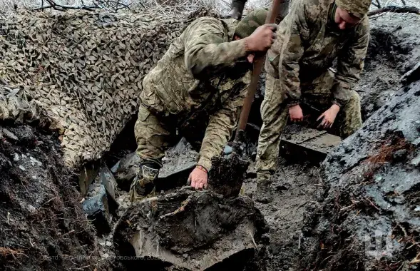 Украінскія вайскоўцы абсталёўваюць пазіцыю на фронце