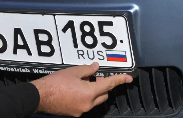 Ряд европейских стран запретили въезд на свою территорию автомобилей на российских номерах