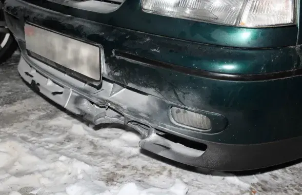 У автомобиля поврежден бампер