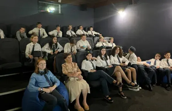 Члены БРСМ на просмотре фильма "На другом берегу" в кинотеатре Калинина в Гомеле