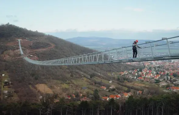 Подвесной пешеходный мост в Венгрии
