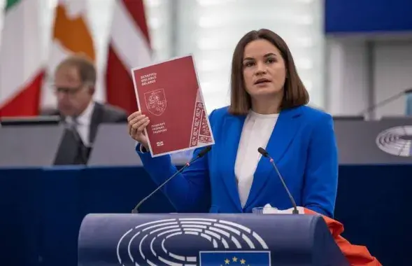 Светлана Тихановская показывает образец паспорта "Новой Беларуси"
