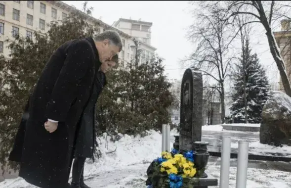 Пётр Парашэнка з сваёй жонкай Марынай каля помніка Міхаілу Жызнеўскаму, студзень 2018 года