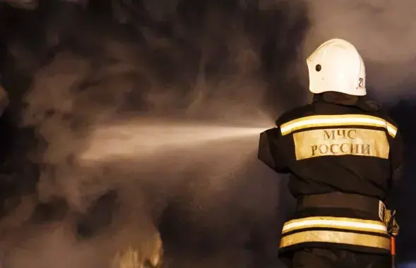 Сотрудник российского МЧС на пожаре, иллюстративное фото&nbsp;