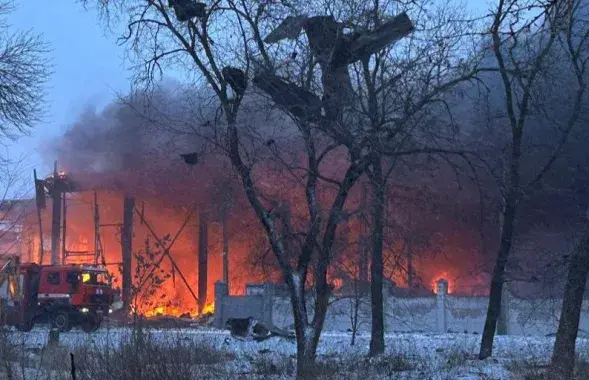 Пожар после ракетного обстрела Днепропетровской области