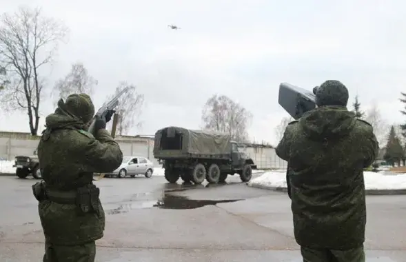 Беларусаў вучаць збіваць дроны
