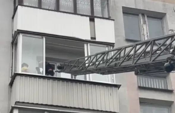 Ратавальнік патрапіў на балкон з дапамогай аўталесніцы
