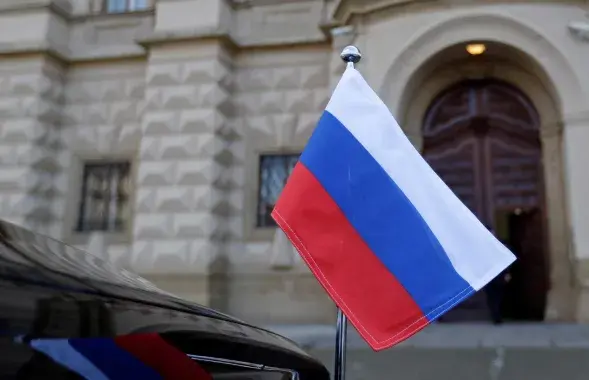Машина российского посла перед зданием МИД Чехии, иллюстративное фото
