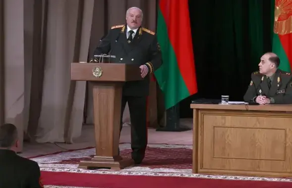 Александр Лукашенко в Центральном доме офицеров не мог сдержать эмоций
