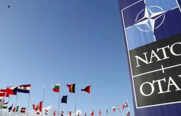 Сцягі перад штаб-кватэрай NATO&nbsp;ў Бруселі
