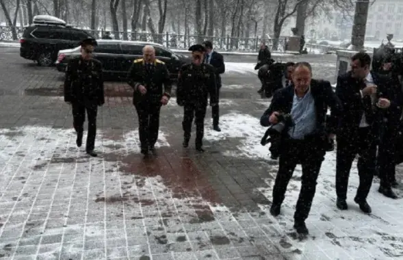 Аляксандр Лукашэнка пад снегам ідзе ў Цэнтральны дом афіцэраў
