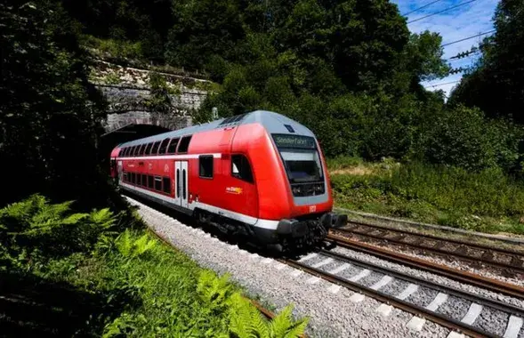 Региональный поезд шел на невысокой скорости, иллюстративное фото&nbsp;
