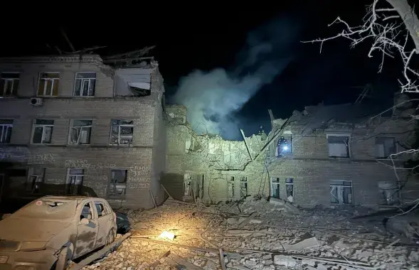 Разрушенная больницы в Селидово
