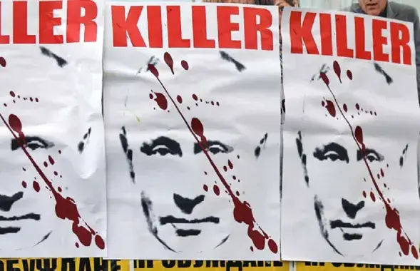 На уличных акциях на Западе Владимира Путина нередко называют убийцей
