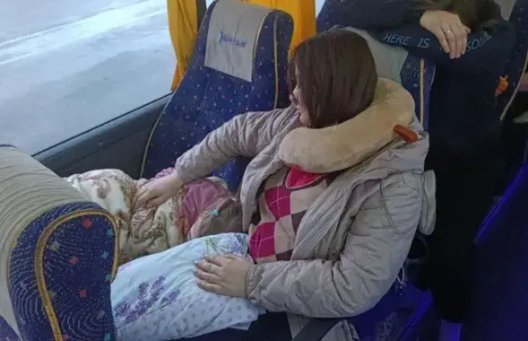 Дети устали и уснули в автобусе&nbsp;
