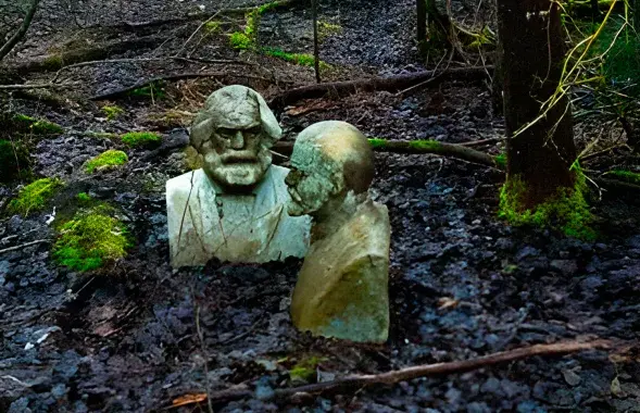 Бюсты Ленина и Маркса, найденные в лесу
