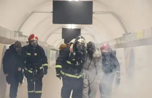 Спасатели в метро, иллюстративное фото
