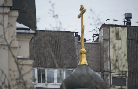 Силовик дежурит на крыше дома рядом с церковью, где пройдет отпевание Алексея Навального&nbsp;
