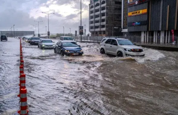 Последствия дождей в Дубае
