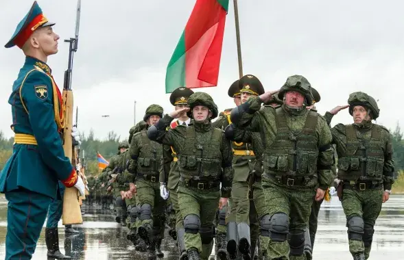 Белорусские солдаты во время парада AFP
