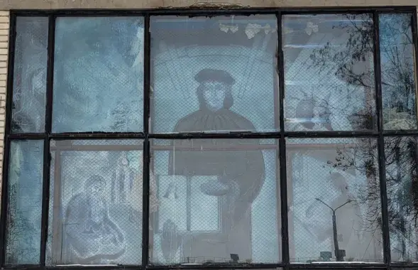This is how the stained glass window looked in the school in Salihorsk / facebook.com/monumentalartby
