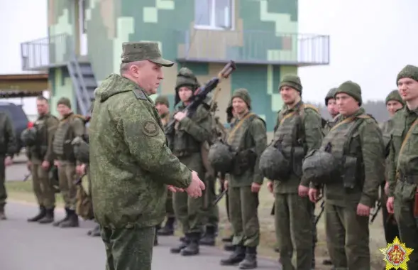 Министр обороны Виктор Хренин с белорусскими военнообязанными, иллюстративное фото
