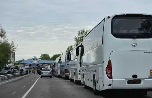 Очередь автобусов на белорусско-польской границе, иллюстритивное фото
