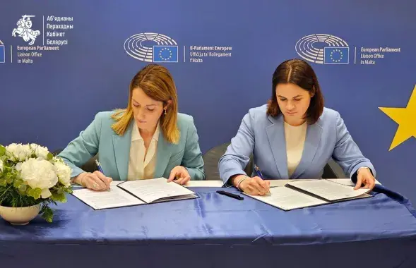 Документ подписали&nbsp;спикер Европарламента Роберто Метсола и Светлана Тихановская
