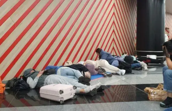 Граждане Украины в ожидании фильтрации в аэропорту "Шереметьево"
