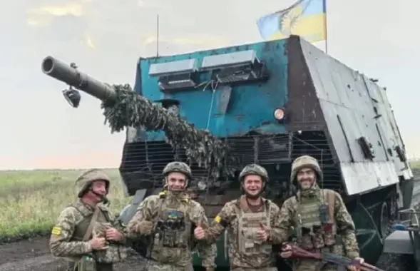 Украінскія вайскоўцы каля захопленага танка
