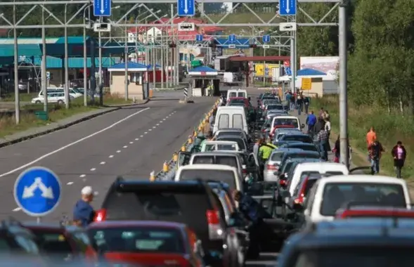 Автомобильная очередь на границе, иллюстративное фото
