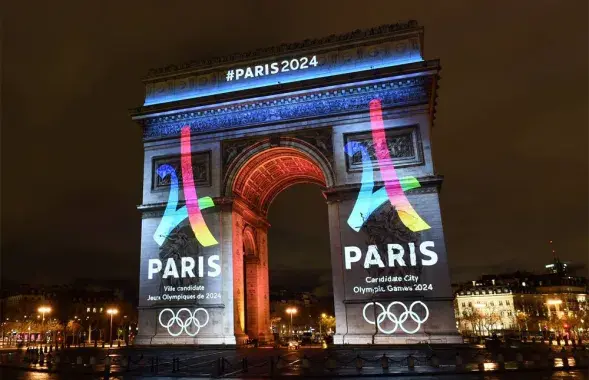 Триумфальная арка в ожидании Олимпиады в Париже

