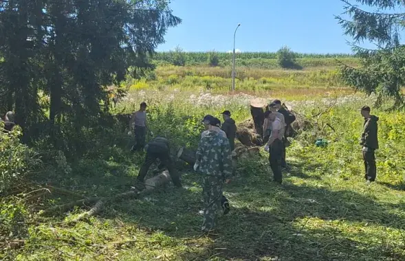 Вайскоўцы працуюць каля трасы "Заслаўе — Калодзішчы"
