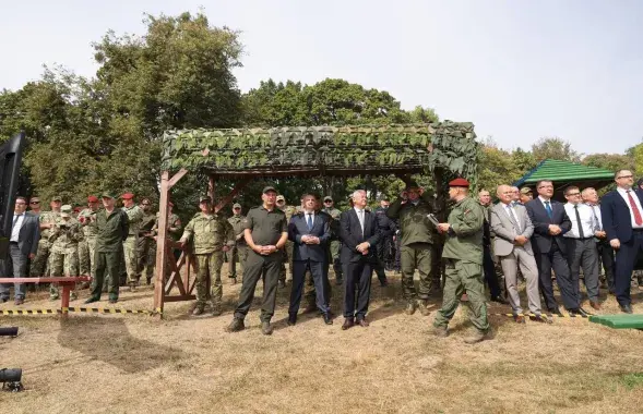 Пётр Пархомчык (у цэнтры) сярод сілавікоў і чыноўнікаў на вучэннях у Століне
