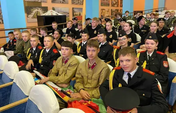 Униформа красноармейцев в школе уже есть
