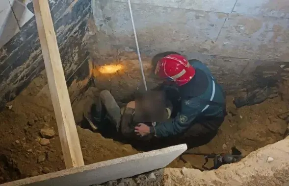 Сотрудники МЧС откопали пострадавшего
