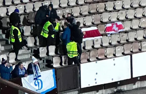 Бел-чырвона-белыя сцягі на трыбуне
