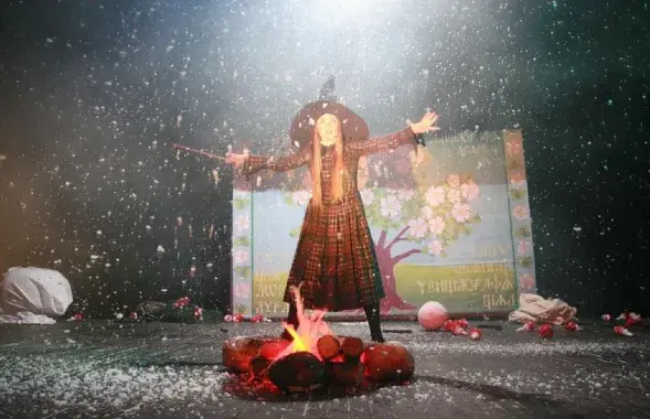 На сцене театра
