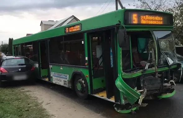 Автобус получил значительные повреждения
