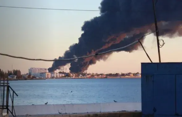 Пажар на нафтабазе ў Феадосіі
