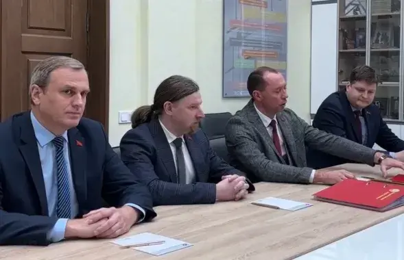 Сяргей Сыранкоў (другі справа) ў ЦВК
