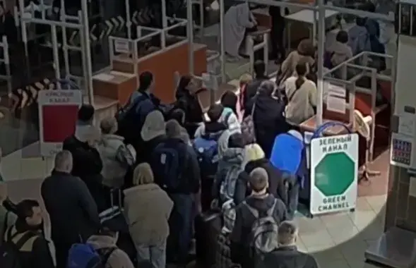 Украінец на мытным кантролі выкінуў пакет з гашышам
