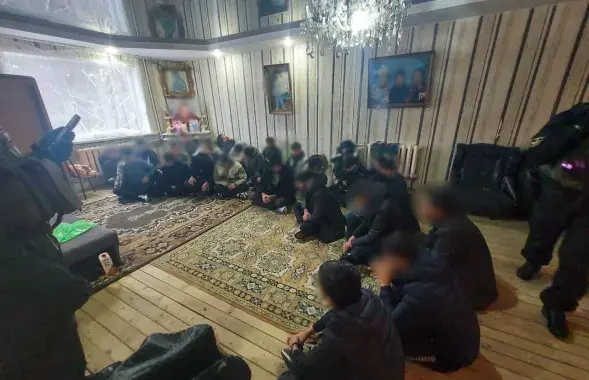 Мігранты пасля затрымання міліцыяй
