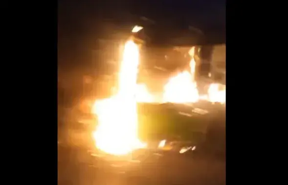 Огонь охватил весь автобус
