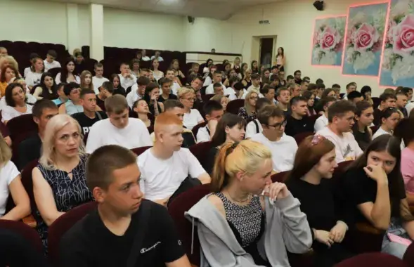 Сход у школе
